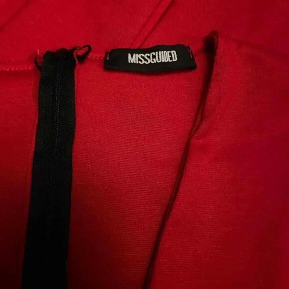 Missguided Scarlet V-Neck Midi Dress - Picture 4 of 5